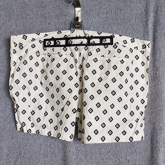 Old Navy Shorts - Cotton - 4 Pockets - Belt Loops - Cream + Black - EUC - Picture 2 of 11